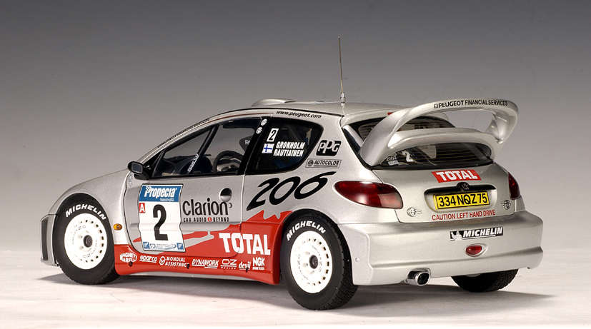 AUTOart scala 1:18 articolo 80257 Racing Division Peugeot 206 WRC Rally New Zealand 2002 n.2 M.Gronholm/T.Rautiainen